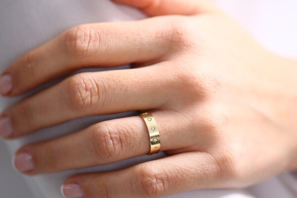 Gold Starstruck Moissanite Band