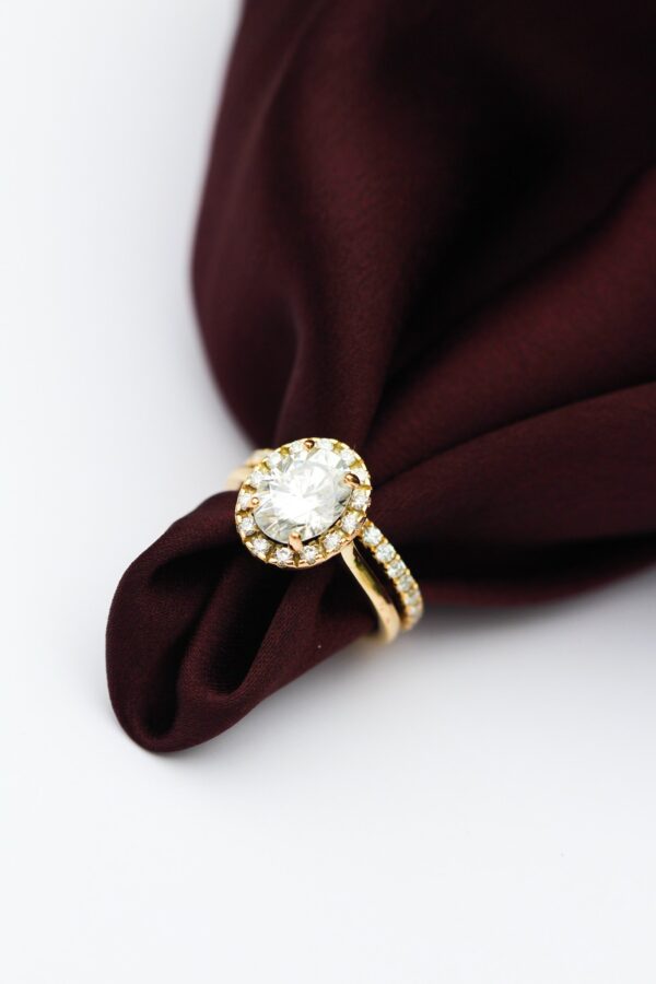 Oval Halo Wedding Ring Set - Image 3