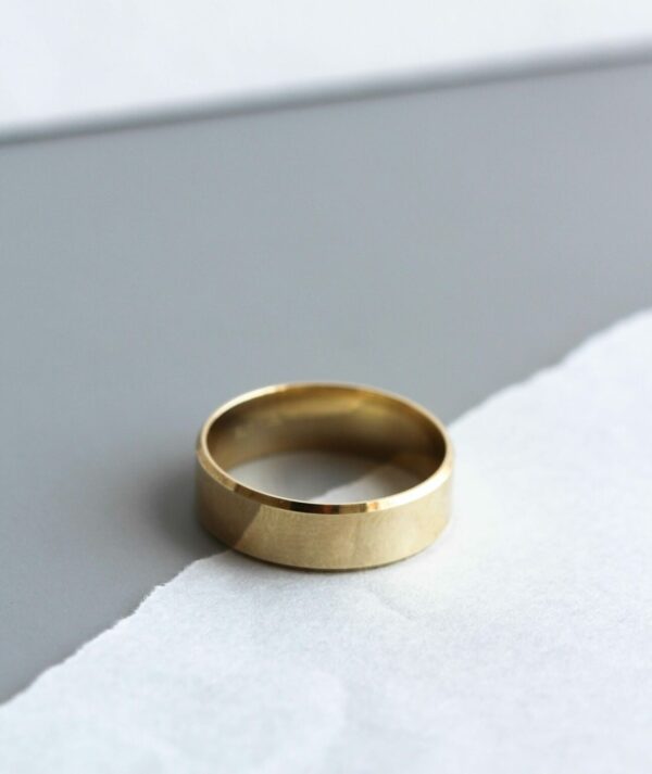 Mens 9ct Gold Beveled Edge Satin Wedding Band (6mm) - Image 4