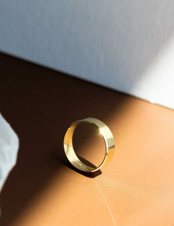 Mens 9ct Gold Beveled Edge Satin Wedding Band (6mm) - Image 6