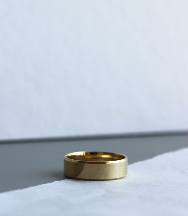 Mens 9ct Gold Beveled Edge Satin Wedding Band (6mm) - Image 5