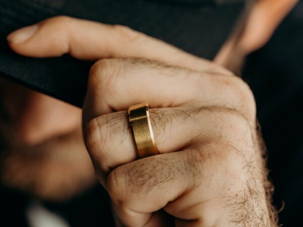 Mens 9ct Gold Beveled Edge Satin Wedding Band (6mm) - Image 2