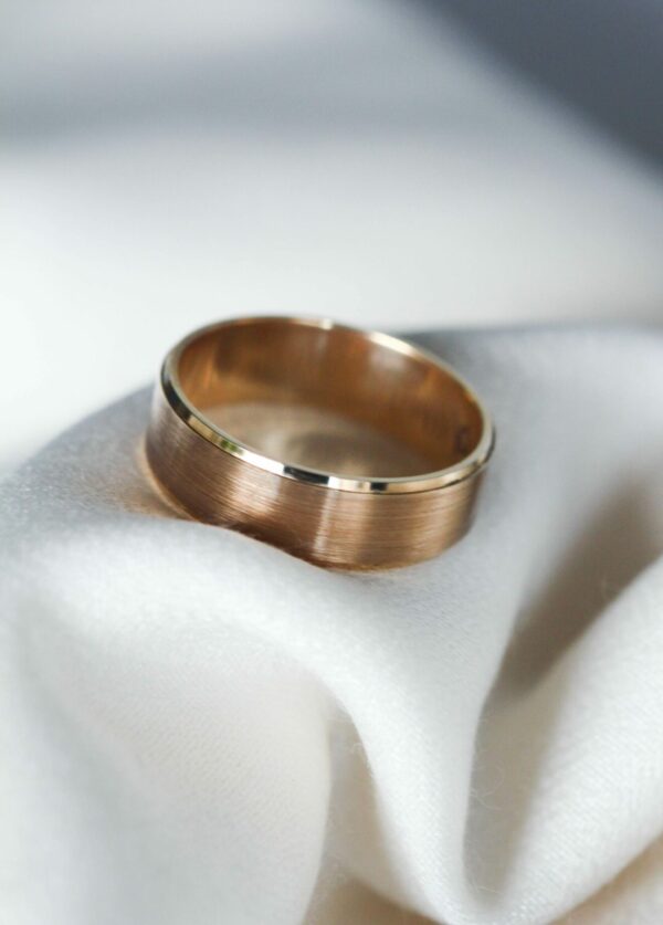 Mens 9ct Gold Beveled Edge Satin Wedding Band (6mm) - Image 3