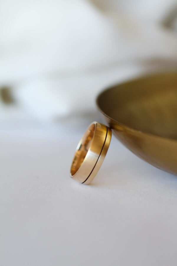 9ct Yellow Gold Satin Finish Mens Wedding Ring With Black Inlay (5mm) - Image 2