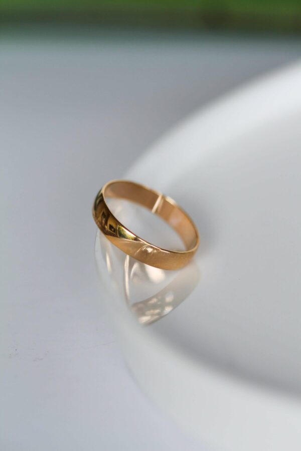 Mens Gold Wedding Band - Comfort Fit 4mm - Image 2