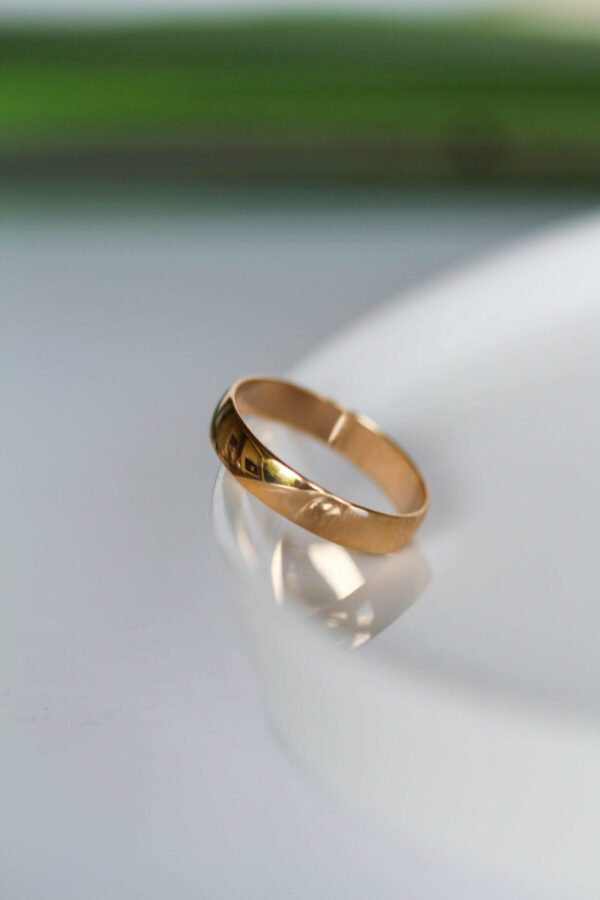 Mens Gold Wedding Band - Comfort Fit 4mm - Image 3